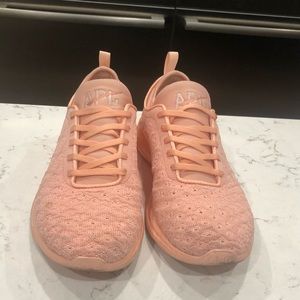 Women’s APL Techloom phantom sneaker pink Sz 8